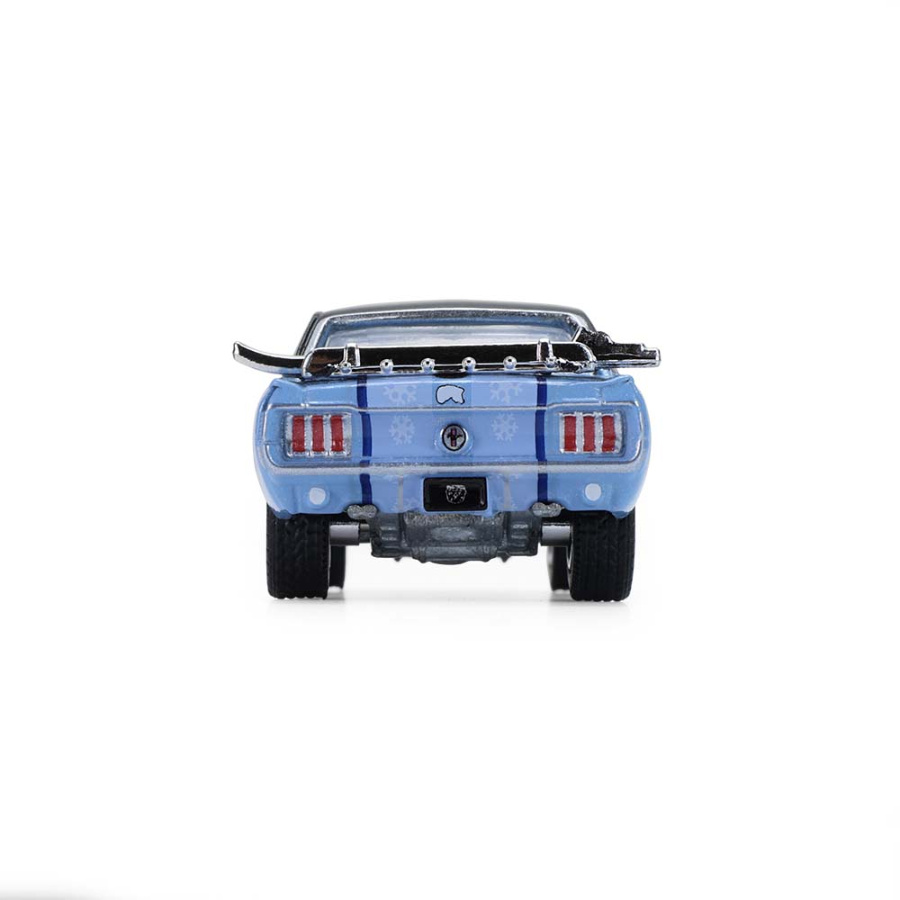 野马硬顶轿跑含后备箱滑雪架及雪具