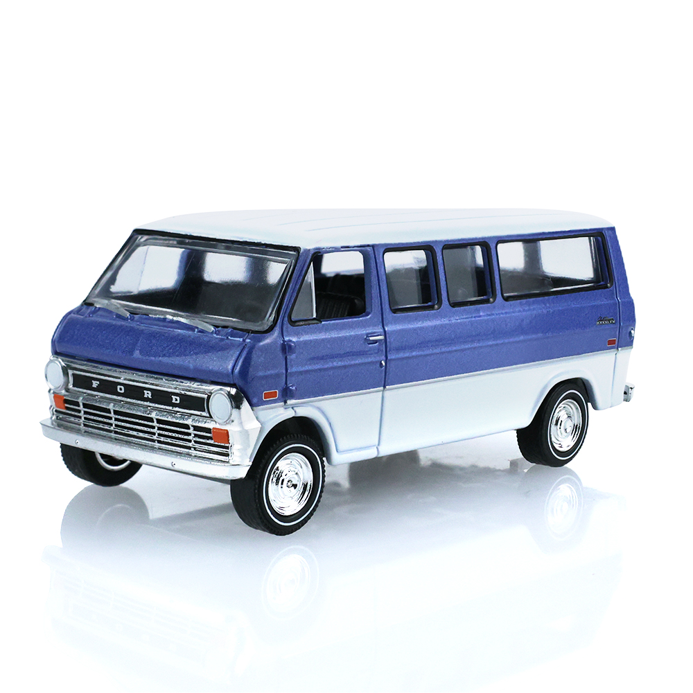 1974 年福特俱乐部旅行车  中蓝色，带泪滴形拖车