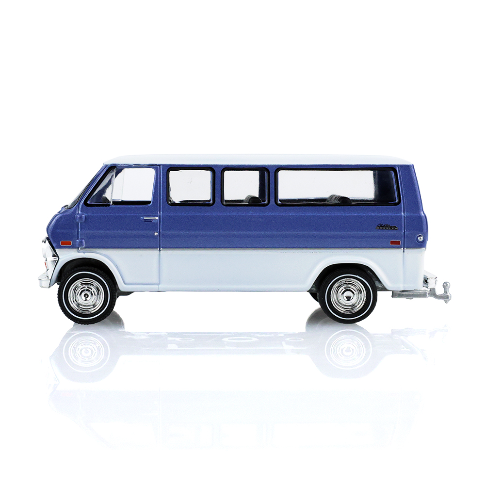 1974 年福特俱乐部旅行车  中蓝色，带泪滴形拖车