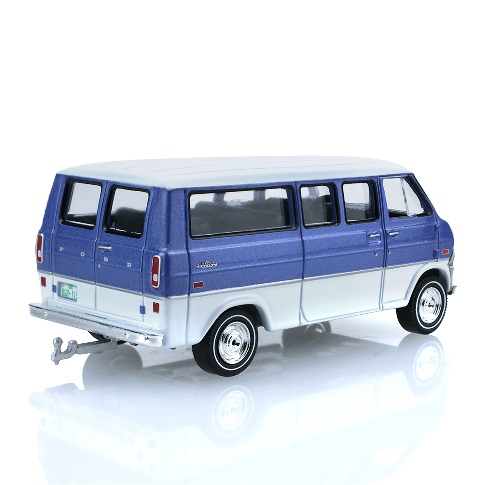 1974 年福特俱乐部旅行车  中蓝色，带泪滴形拖车