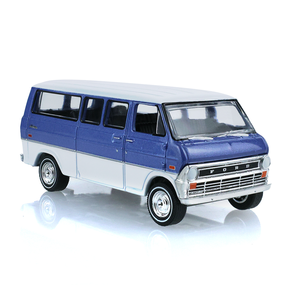 1974 年福特俱乐部旅行车  中蓝色，带泪滴形拖车