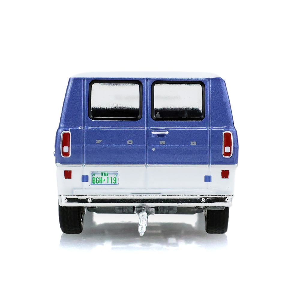 1974 年福特俱乐部旅行车  中蓝色，带泪滴形拖车