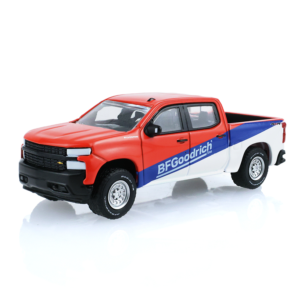 2019款雪佛兰Silverado皮卡，配备BFGoodrich轮胎和小型货运拖车
