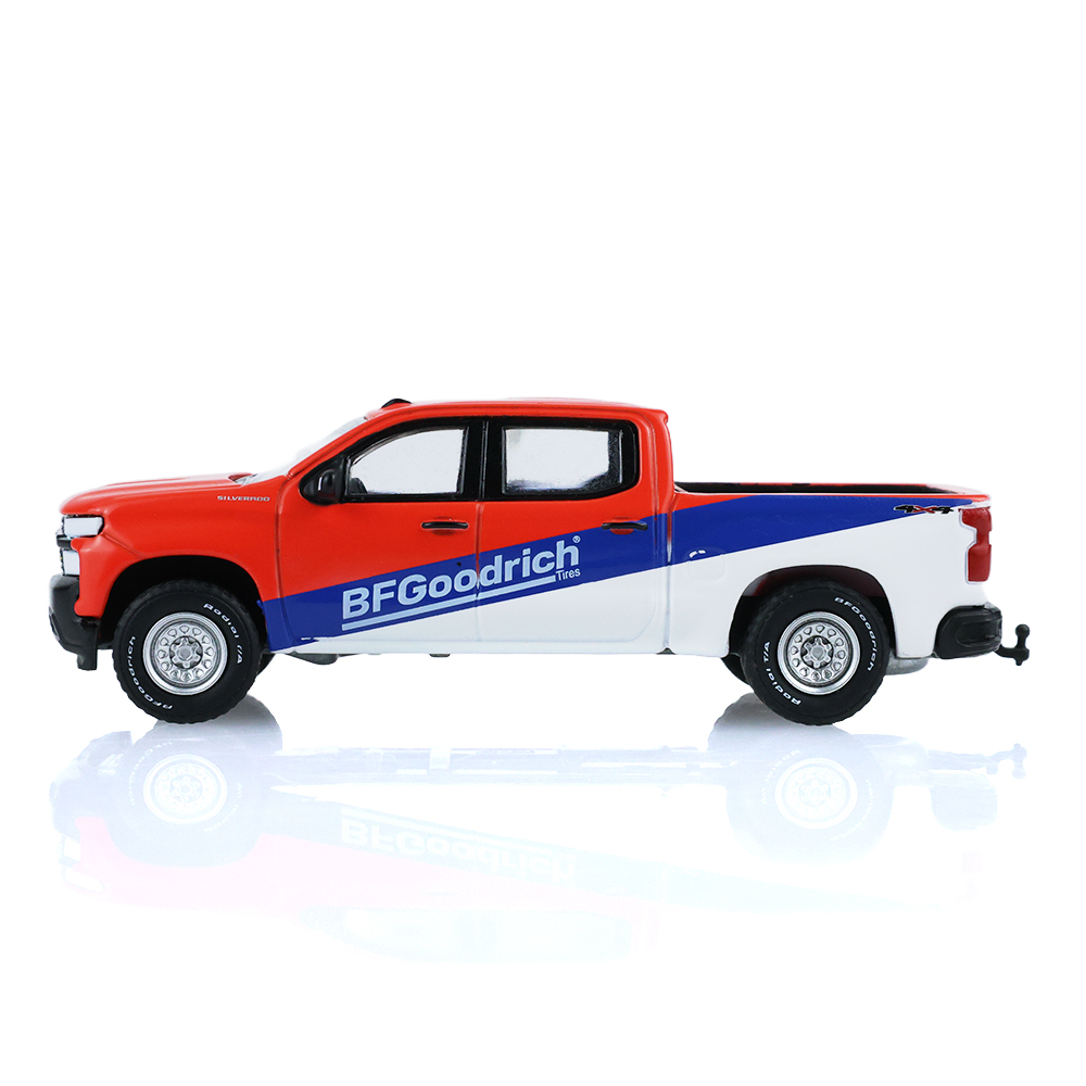 2019款雪佛兰Silverado皮卡，配备BFGoodrich轮胎和小型货运拖车