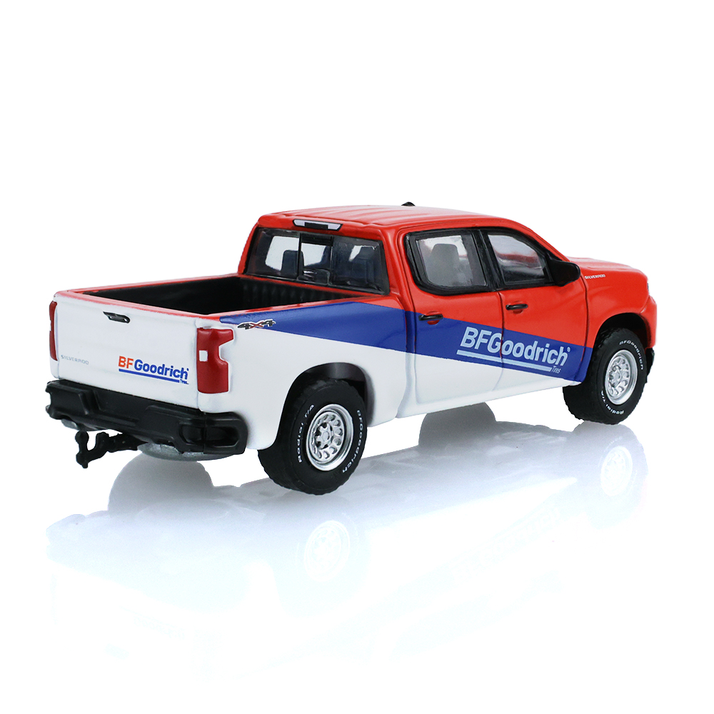 2019款雪佛兰Silverado皮卡，配备BFGoodrich轮胎和小型货运拖车