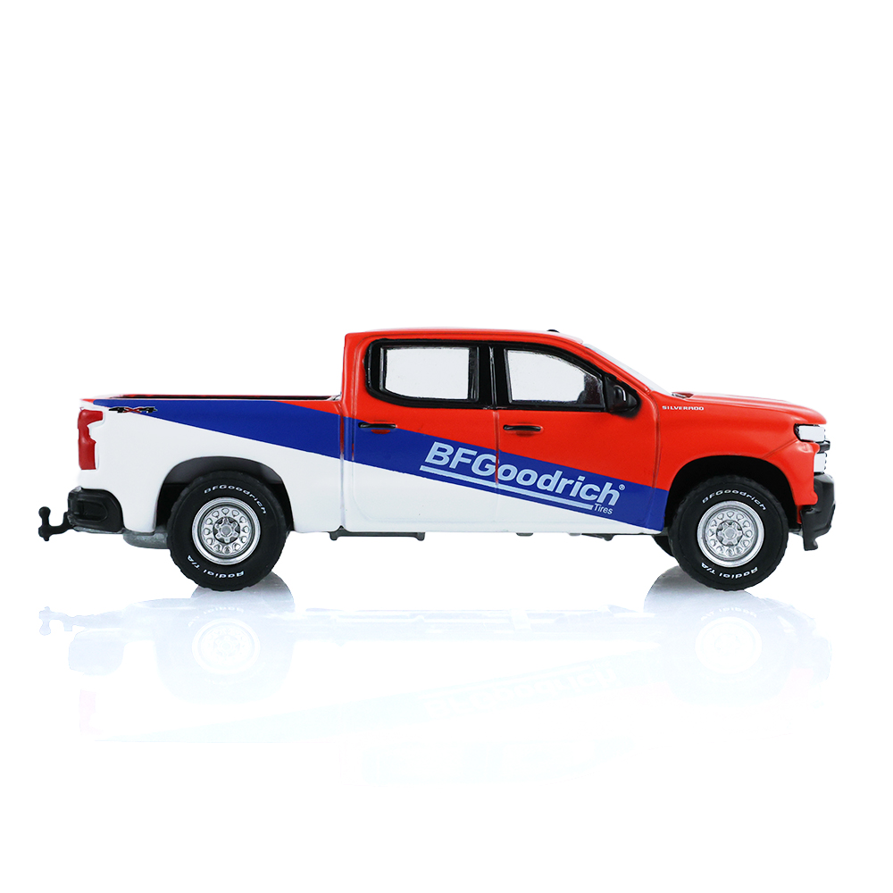 2019款雪佛兰Silverado皮卡，配备BFGoodrich轮胎和小型货运拖车
