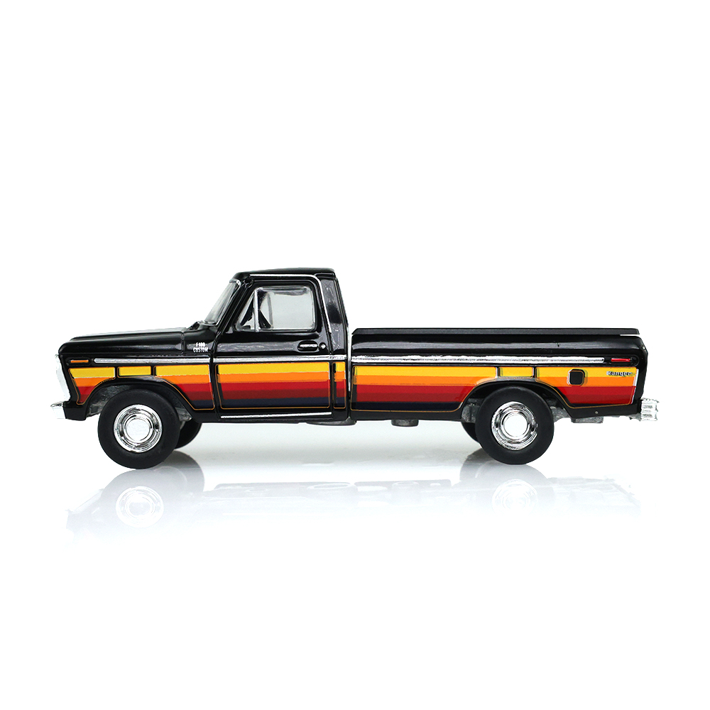 F-100带货箱盖 – 黑色车身配自由条纹拉花